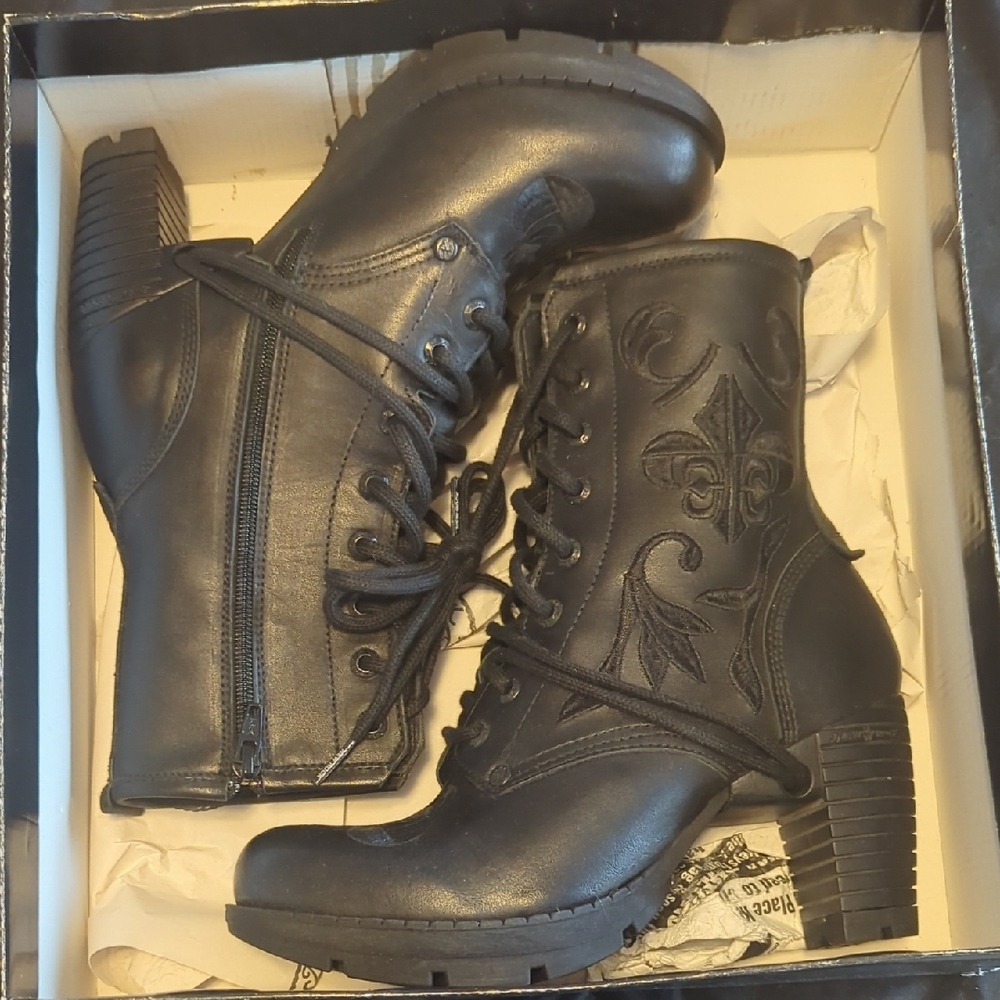 Black Heeled Boots with Chunky Heel and Lace-Up Design